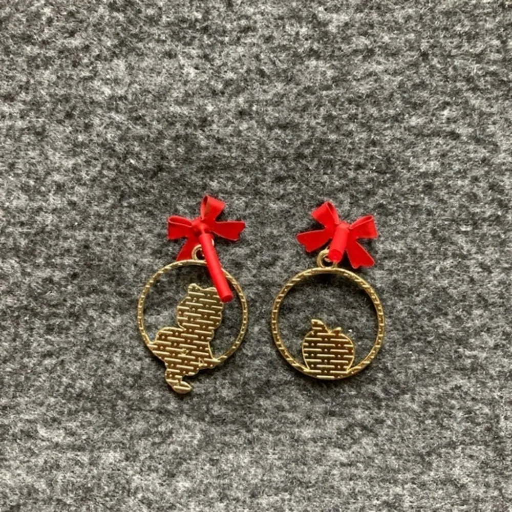 Princess Snow White‎ Fairy Tale Earrings – Gold Apple & Silhouette Asymmetrical